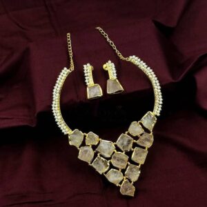 ARNAS BRASS GOLDEN WITH UNCUT ORIGINAL STONE AND LOOK ALIKE PEARL NECKLACE & EAR RING SET